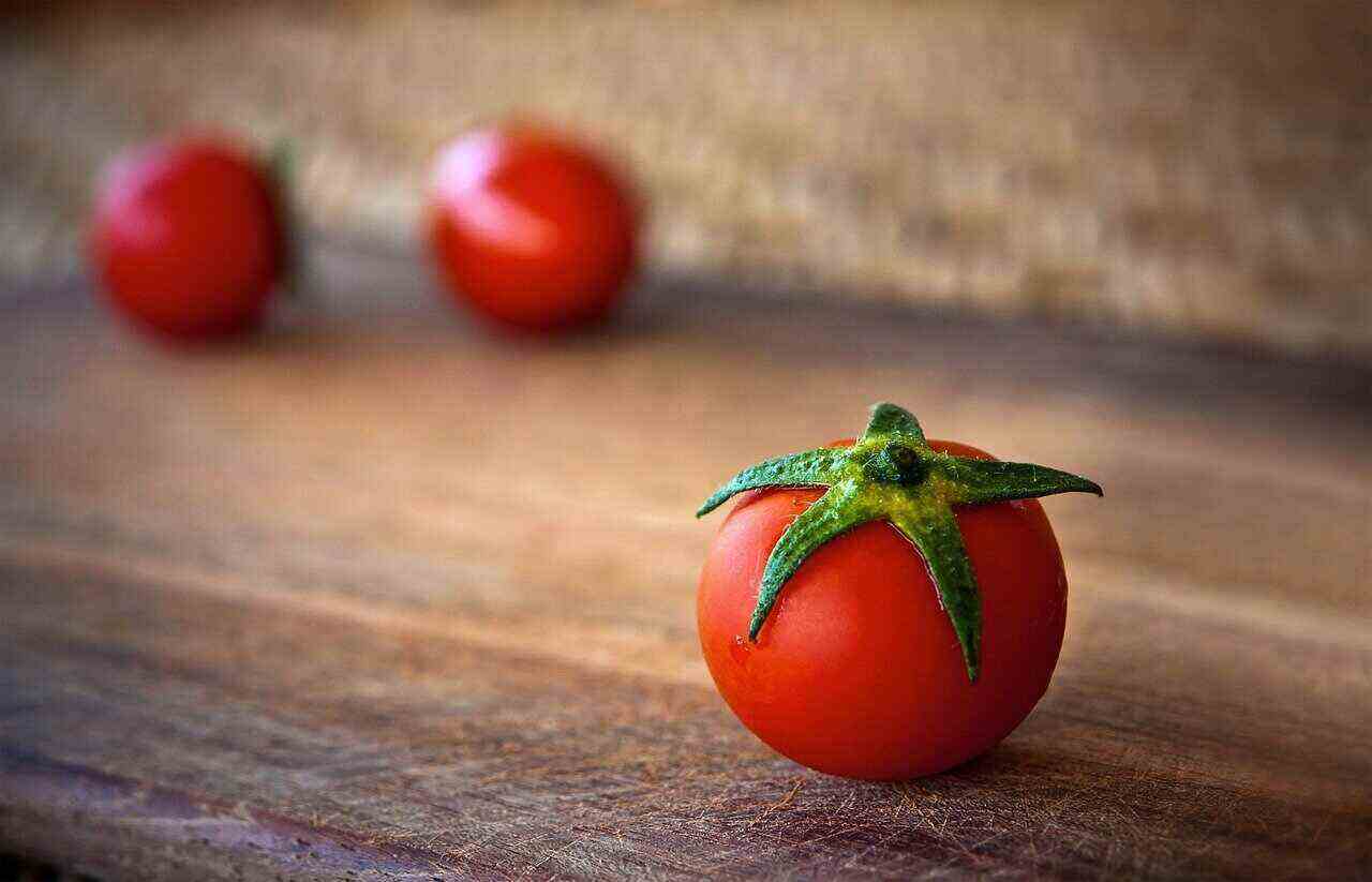 Tomatoes can help you get rid of acne on your face
